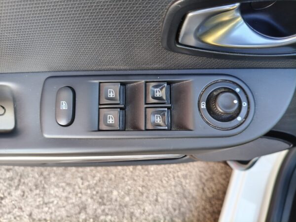 Renault Clio 1.5 dCi 8V 75CV 5 porte Costume Natio - immagine 23