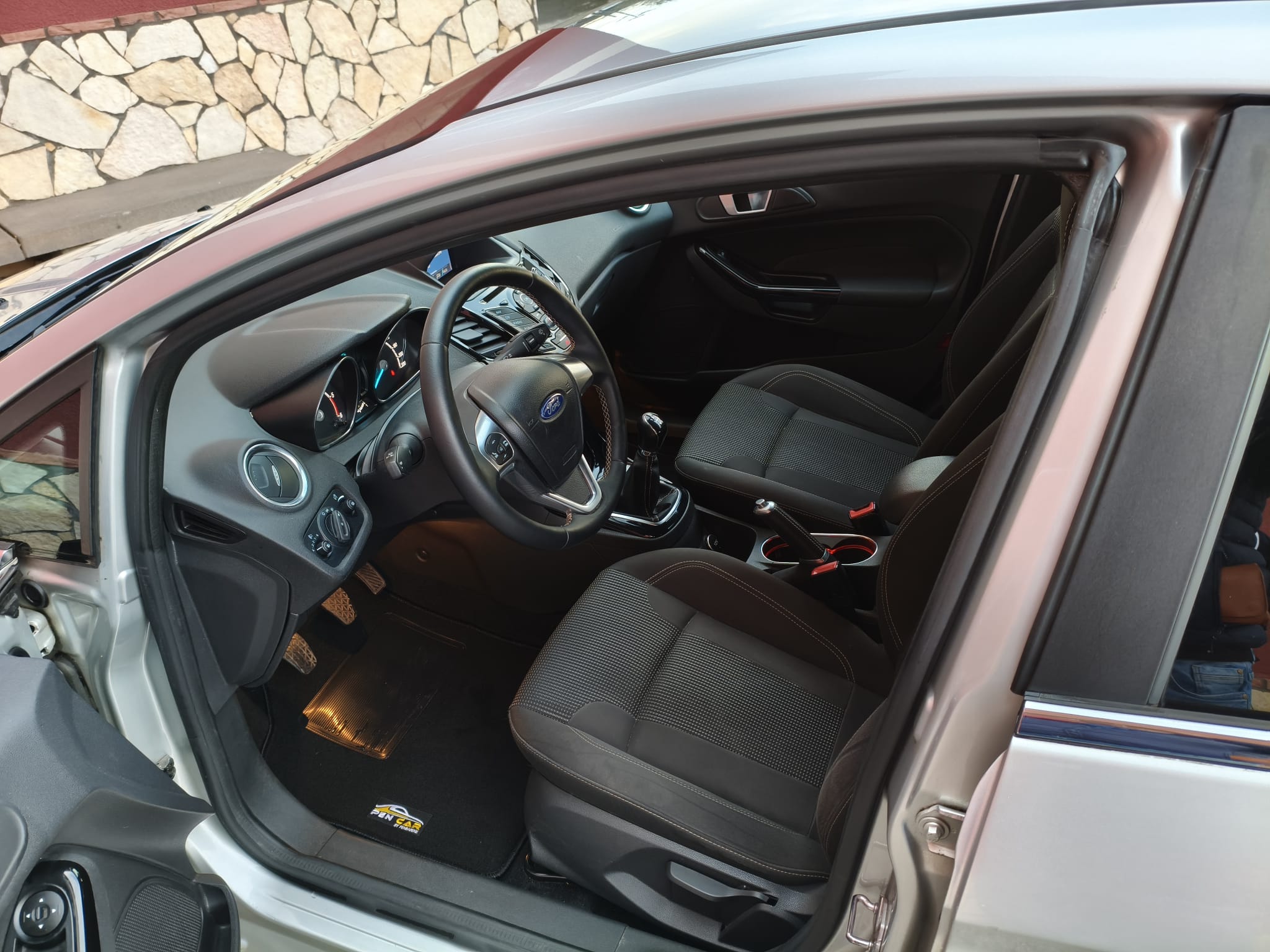 Ford Fiesta 1.5 TDCi 75CV 5 porte Titanium - immagine 9