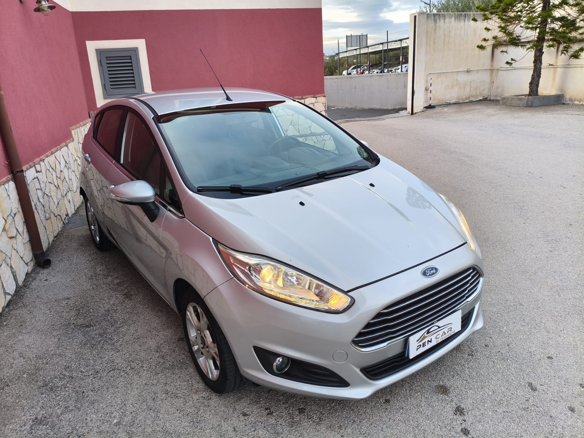 Ford Fiesta 1.5 TDCi 75CV 5 porte Titanium - immagine 2