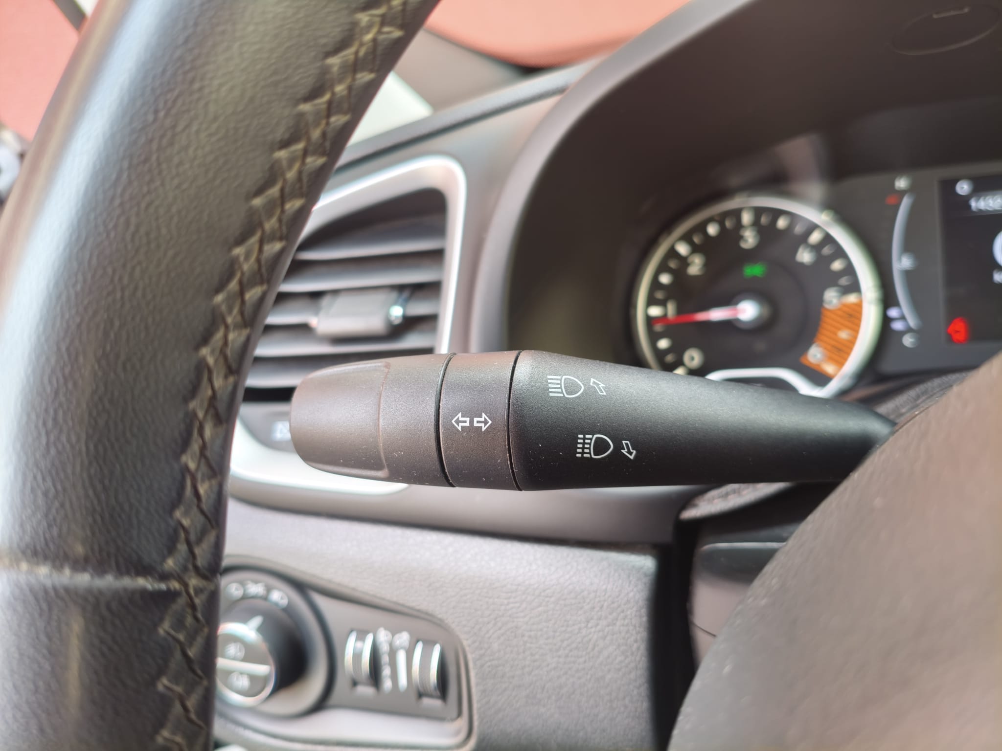 Jeep Renegade 1.6 Mjt 120 CV Longitude - immagine 16
